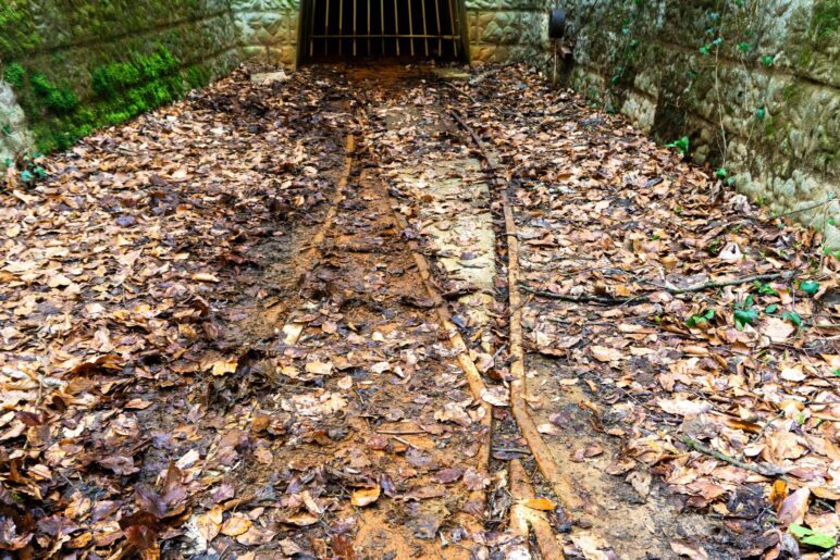 Reste der Schienen, die in den Stollen führen
