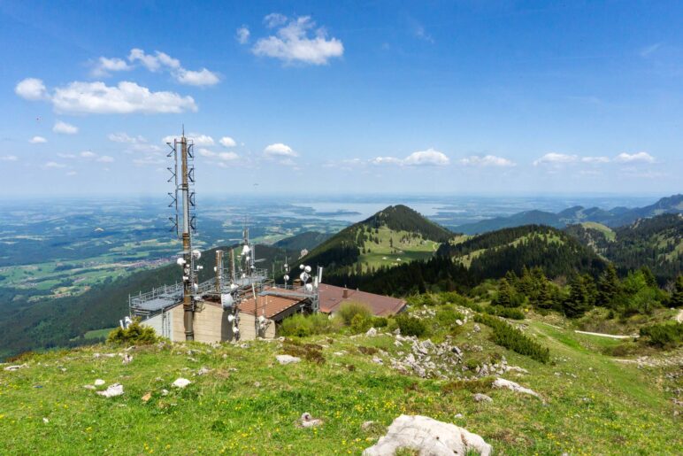 Die Bergstation der Hochriesbahn. Hinter dem Riesenberg ist der Chiemsee zu sehen