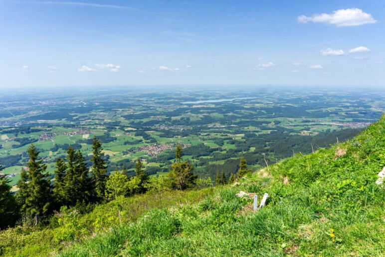 Von der Hochries haben wir einen freien Blick ins Voralpenland mit dem Simssee