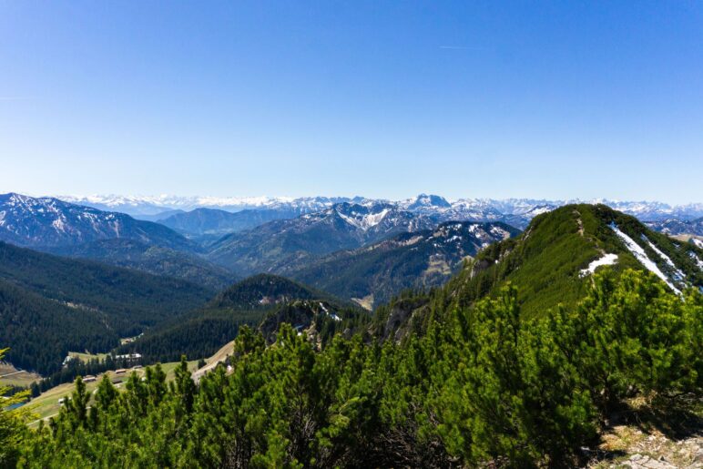 Jägerkamp-Panorama, erster Teil: Über den Schinder mit Schinderkar in der Bildmitte schauen wir weit hinein in die tiroler Alpen