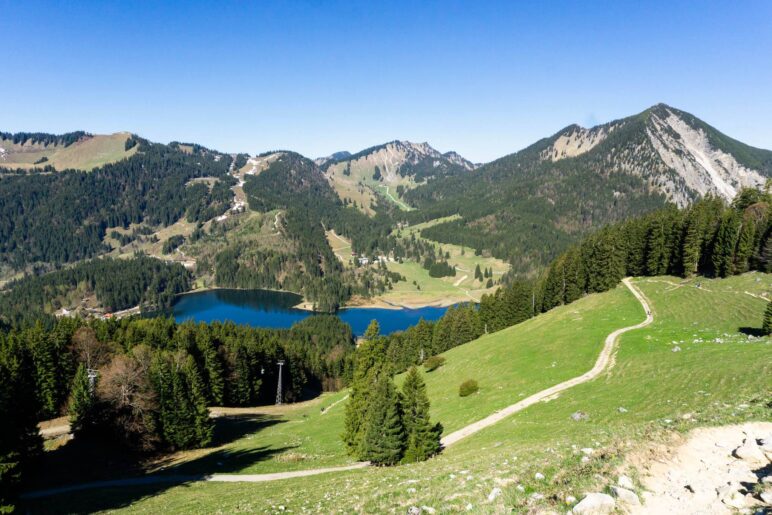 Umdrehen lohnt sich, hier haben wir einen schönen Blick auf den Spitzingsee