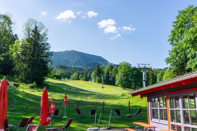 An der Talstation der Hochriesbahn. Auf dem Berg sind die Hochrieshütte und links davon die Bergstation zu erkennen