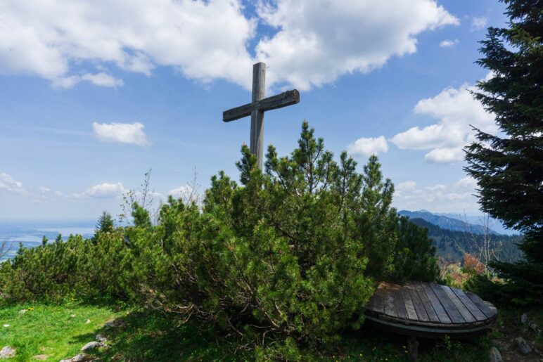 Das untere Kreuz steht auf der Höhe der Gipfelstation