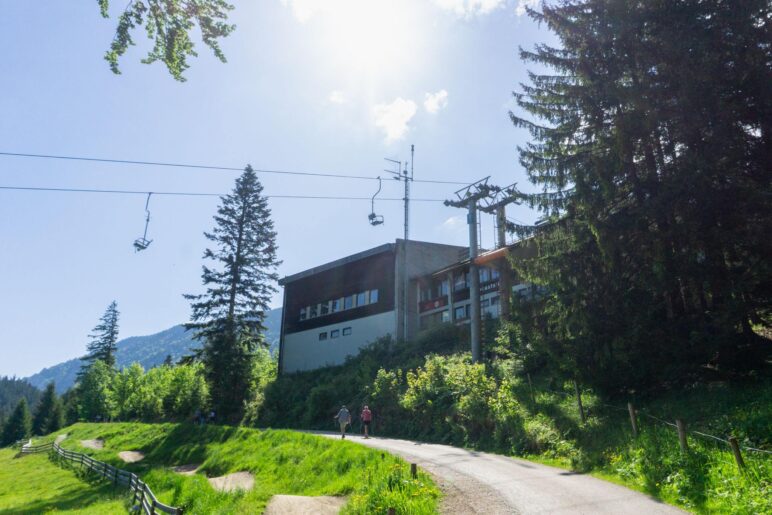 Der Weg führt unterhalb der Mittelstation der Hochriesbahn entlang