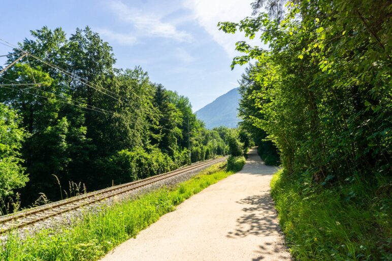 Der Weg führt entlang der Bahnstrecke nach Berchtesgaden