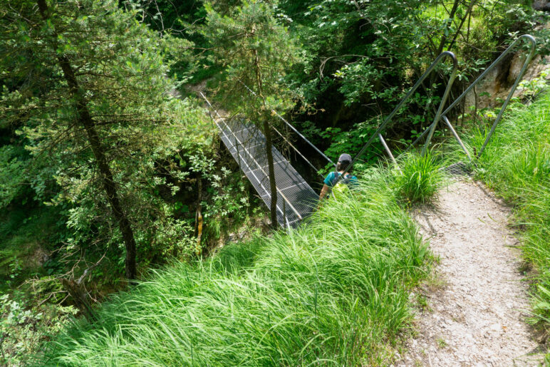 Oberhalb der Gitterbrücke. Rechts sieht man die Geländer der Leiter