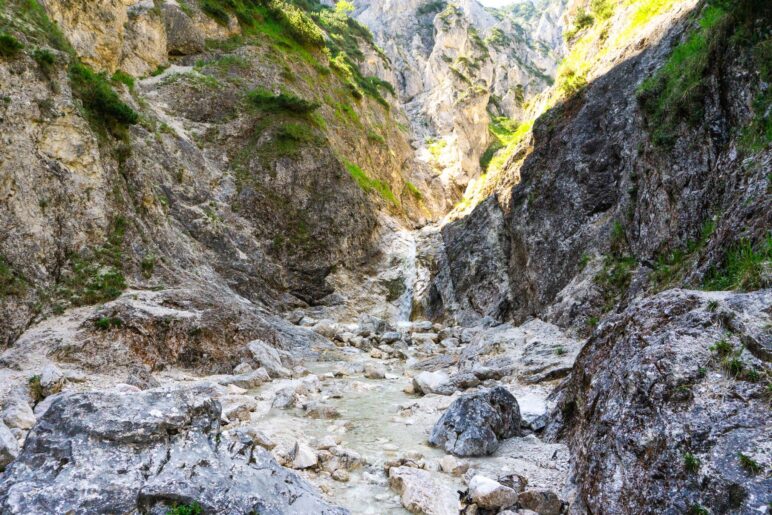 Wegfindung durch den Bach und über die Felsen
