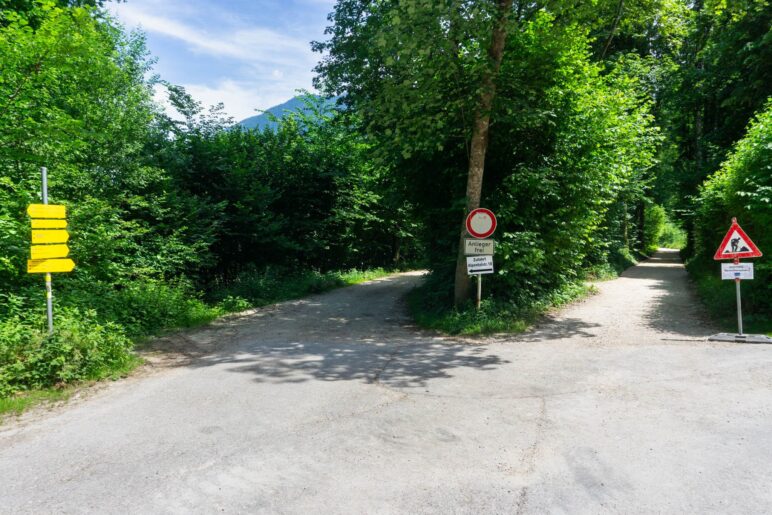 Auf dem Weg rechts wandern wir ohne Querung der Bahnstrecke