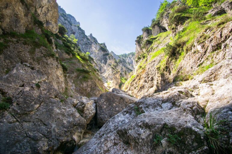 Weiter hinten im Tal geht es über große Felsblöcke