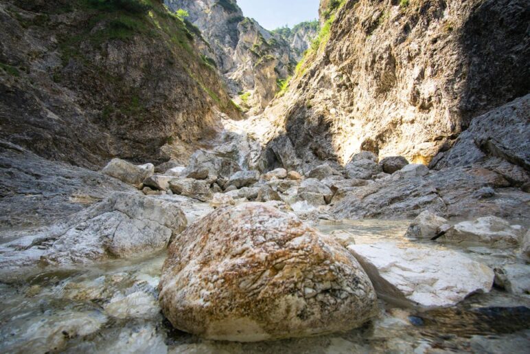 Ein schöner Felsen im Bachbett