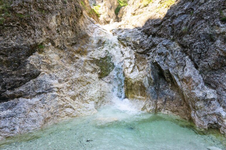 Mini-Wasserfall mit Mini-Gumpe