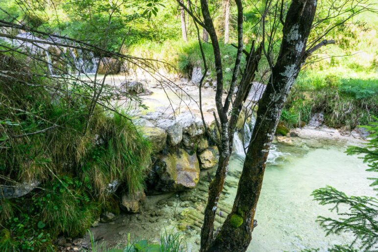 Wir wandern an mehreren Bachstufen entlang