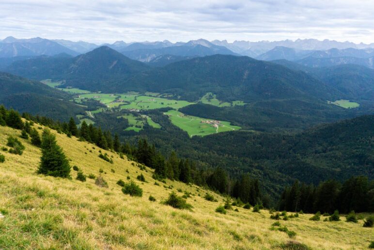 Im Tal liegt der Ort Jachenau