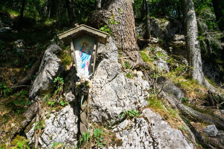 Etwa auf der Hälfte des Serpentinenwegs steht dieser Bildstock