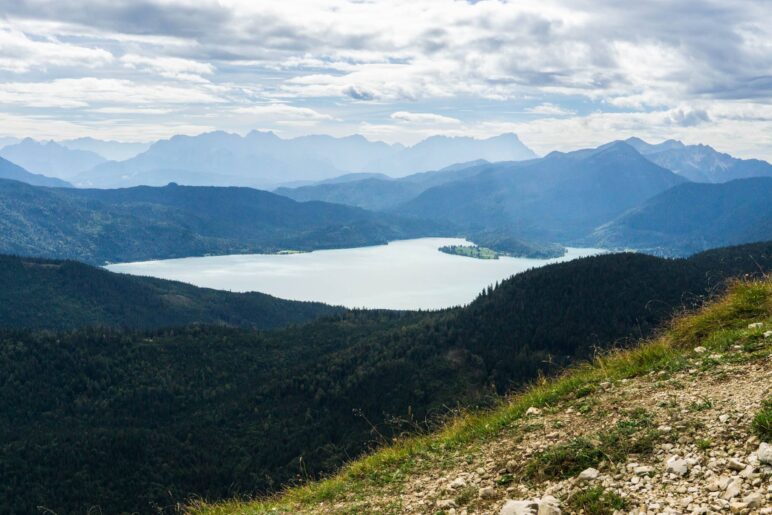 Ein Blick hinunter auf den Walchensee