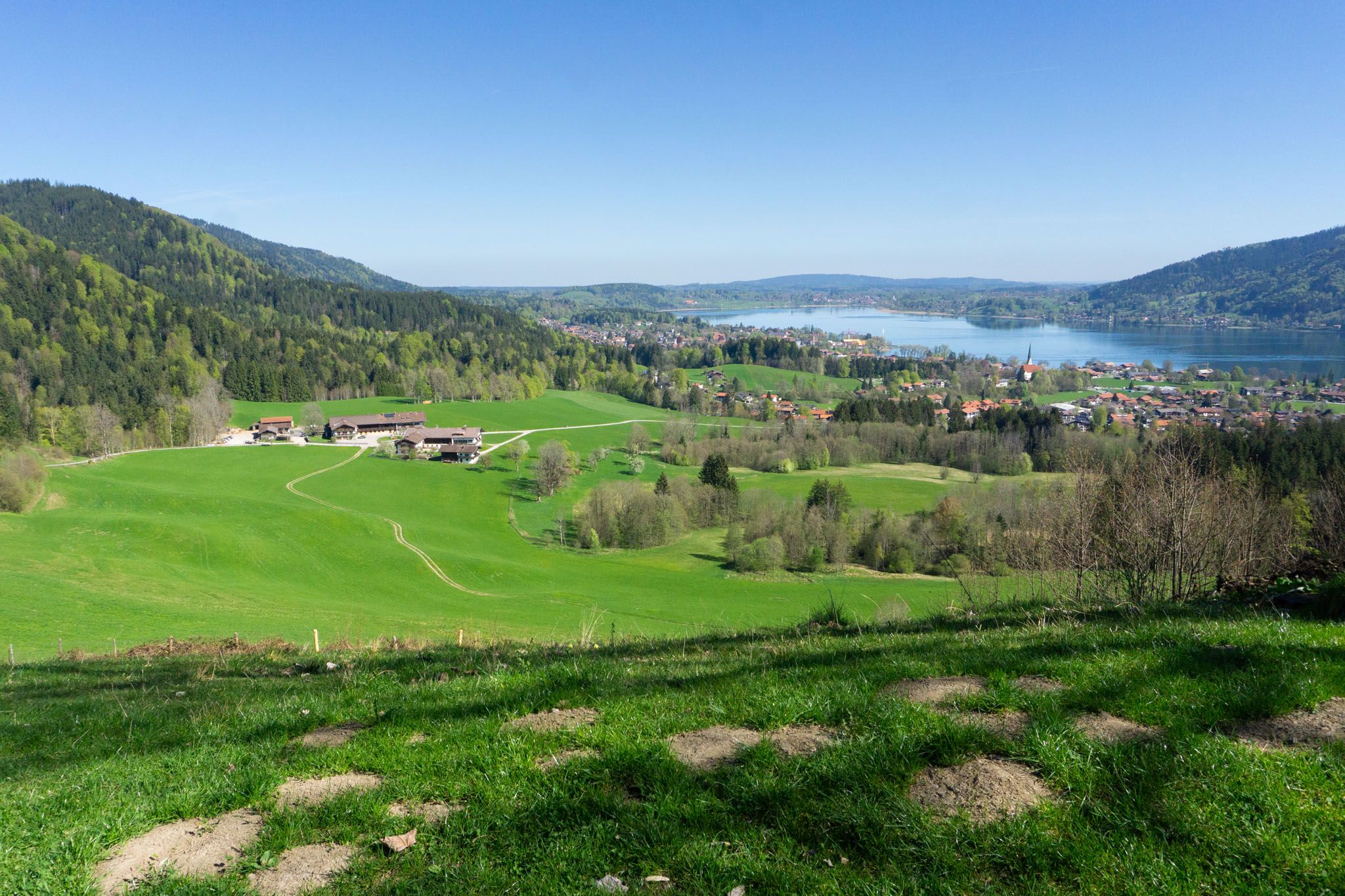Am Aussichtspunkt, mit Blick auf den Tegernsee und die Bauernhöfe von Buch