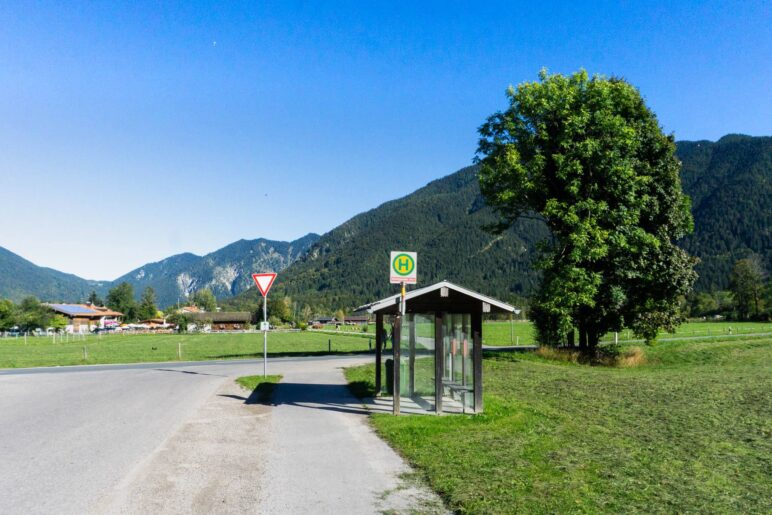 An der Bushaltestelle endet die Wanderung