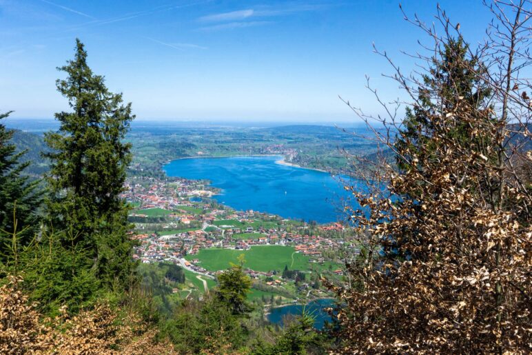 Der Blick vom Gipfel geht ans Nordufer des Tegernsees und mit Glück bis München