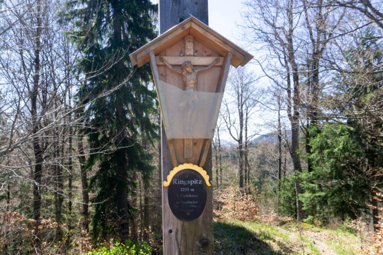 Tafel und Kruzifix am Gipfelkreuz
